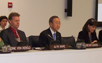 Alyn Ware chairs UN session with parliamentarians and SG Ban
